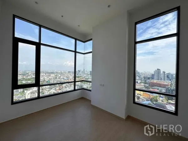 คอนโด ขายในWatthana, Bangkok - ห้องหัวมุมกระจกเต็มผนัง มองเห็นวิวเมืองแบบพาโนรามา