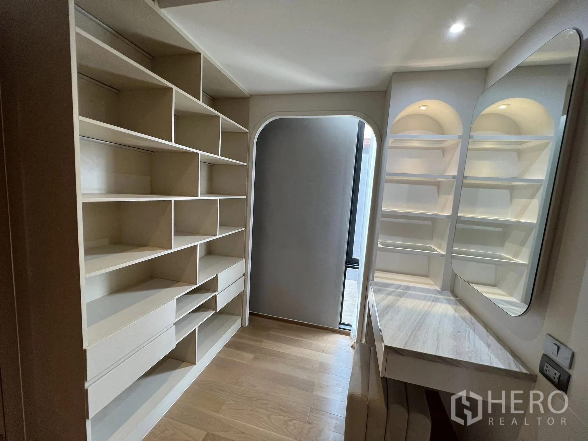 บ้าน ให้เช่าหรือขายในYan Nawa, Bangkok - ห้องแต่งตัววอล์กอิน ชั้นเก็บของจำนวนมากและโต๊ะเครื่องแป้ง