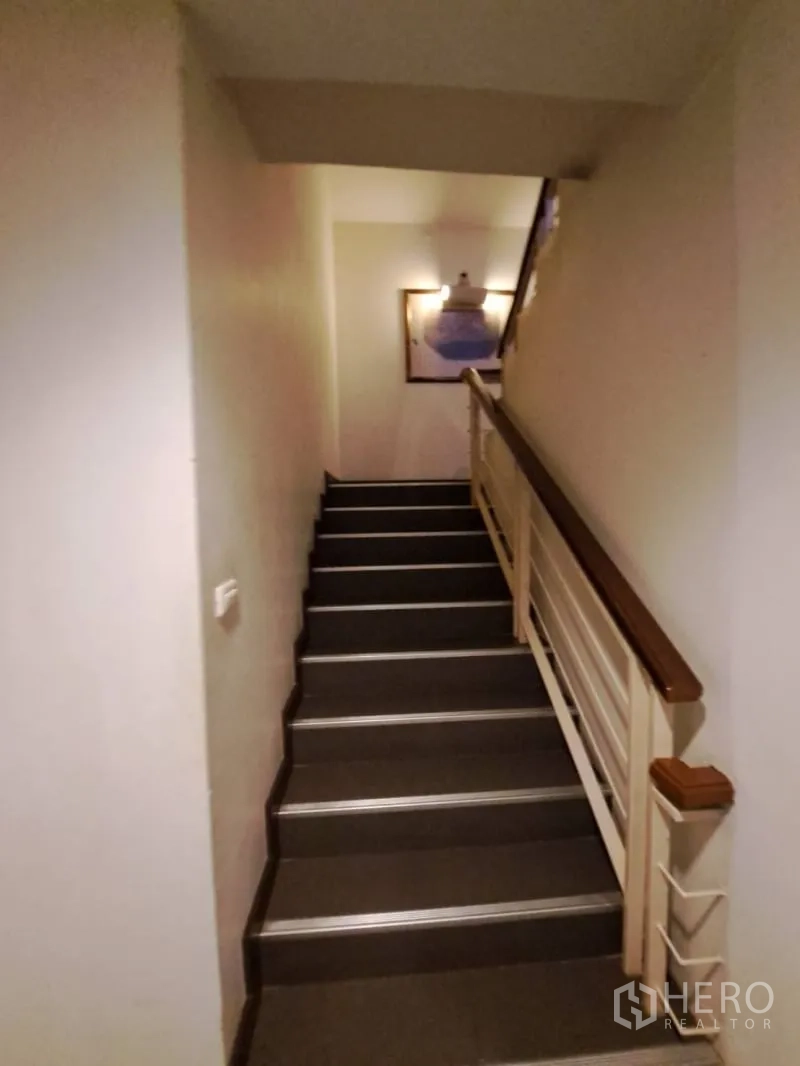 店屋 出租在Watthana, Bangkok - 室内楼梯带扶手，连接多层空间。