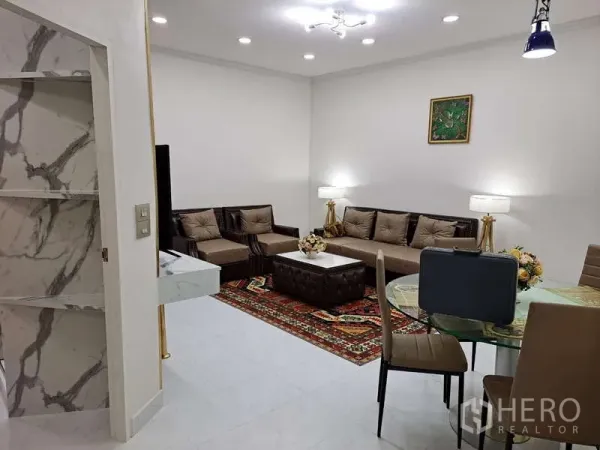 คอนโด ให้เช่าในKhlong Toei, Bangkok - พื้นที่นั่งเล่นและรับประทานอาหารแบบโอเพ่นแพลน พร้อมชุดโซฟาและโต๊ะกลม แสงสว่างทั่วห้อง