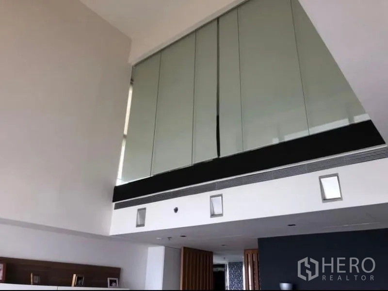 คอนโด ให้เช่าในSathon, Bangkok - ฝ้าเพดานสูงแบบดับเบิลเฮียดและผนังกระจกชั้นลอย
