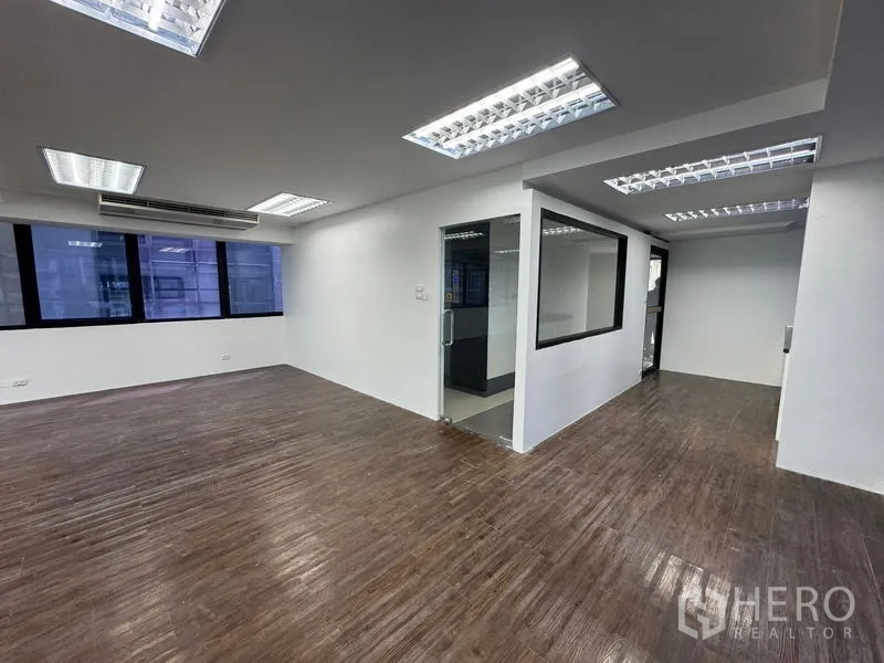 สำนักงาน ให้เช่าในSathon, Bangkok - พื้นที่ทำงานพร้อมห้องกระจกกั้นภายในและหน้าต่างบานใหญ่.