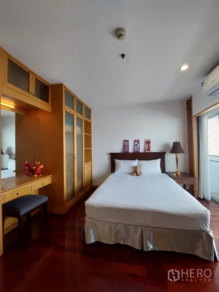 อพาร์ทเมนท์ ให้เช่า - ห้องนอนแขกพร้อมเตียง ตู้เสื้อผ้าบิลต์อิน โต๊ะเครื่องแป้ง และทางออกสู่ระเบียง