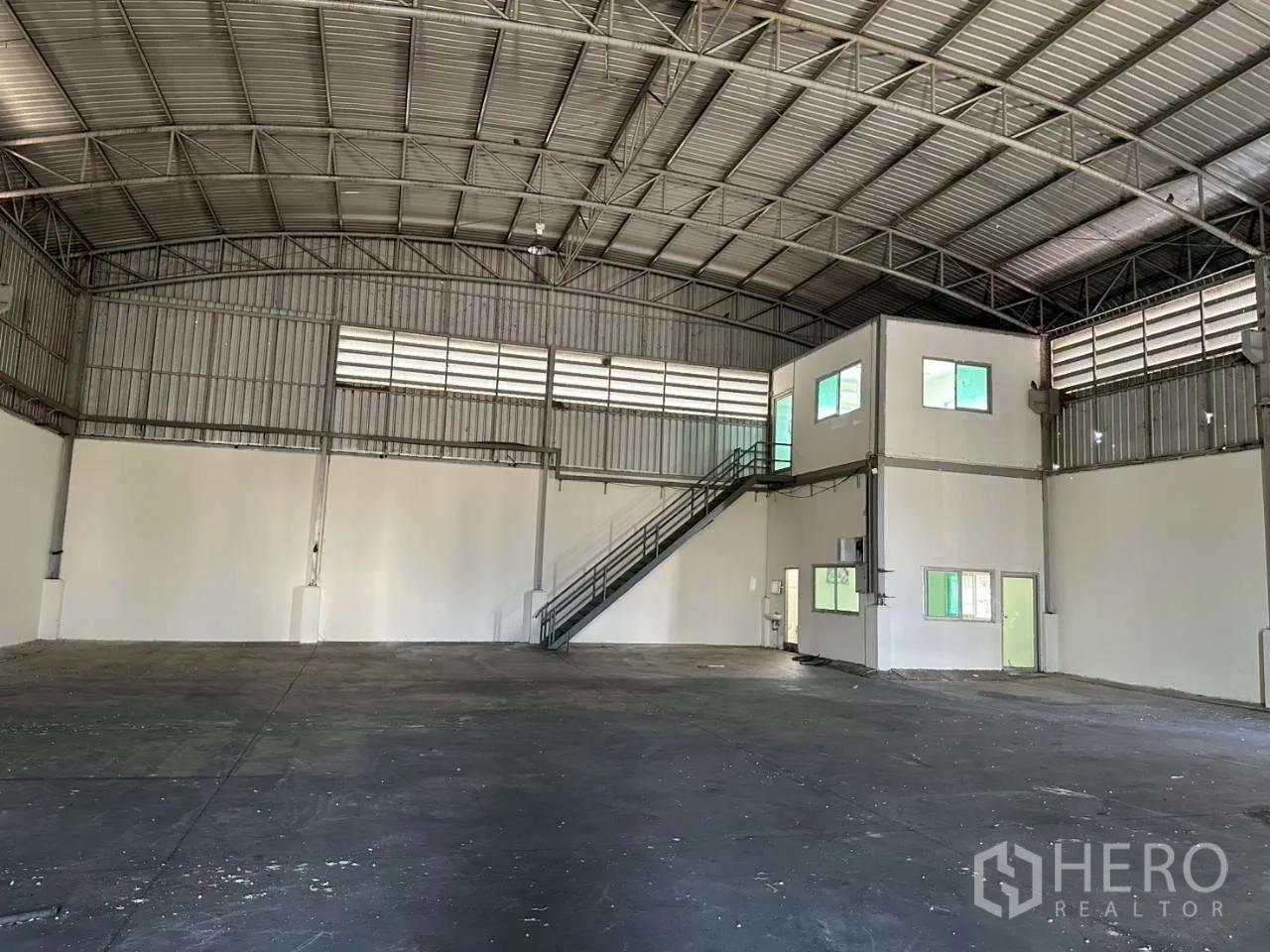 工厂 出租在Lat Lum Kaeo, Pathum Thani - 室内广角视图，拱形屋架与内置办公室分区清晰。