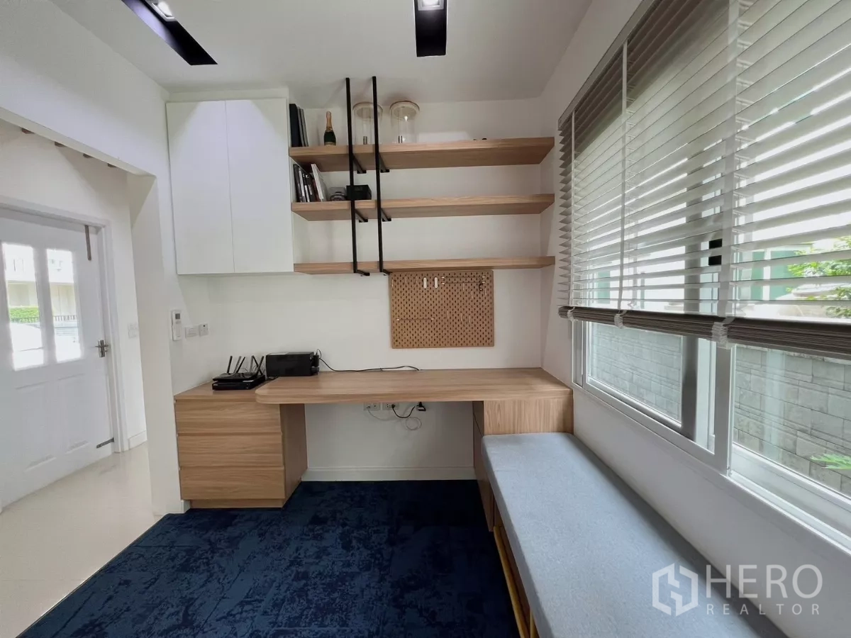 独立式住宅 出租或出售在Khlong Luang, Pathum Thani - 书房另一角度，展示书桌、储物与花园景