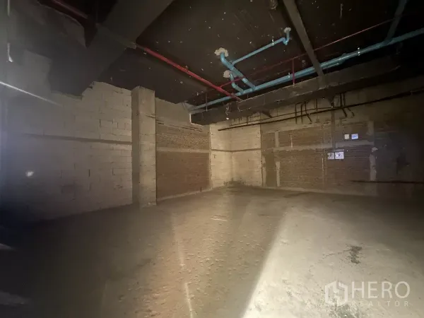 零售空间 出租 - 开放式未装修店铺，混凝土地面，天花可见机电管线。