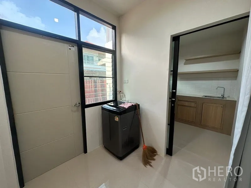 ทาวน์เฮาส์ ให้เช่าหรือขายในPhra Khanong, Bangkok - ครัวแยกขนาดกะทัดรัด ตู้บิลท์อิน ซิงก์ และชั้นวางของ