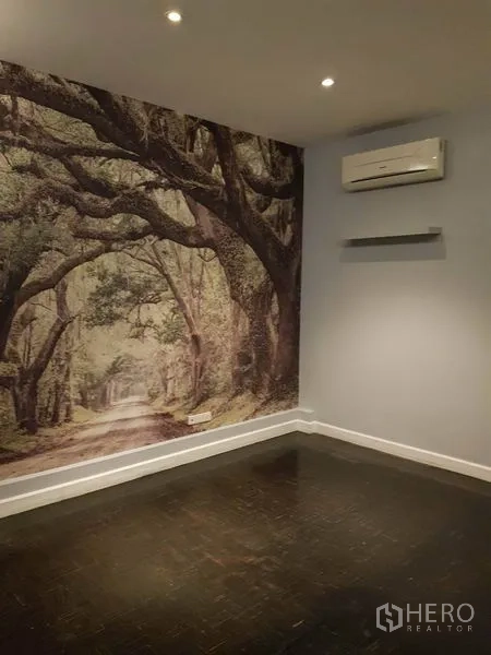 零售空间 出租在Khlong Toei, Bangkok - 私密房，森林主题壁画、深色木地板和空调。