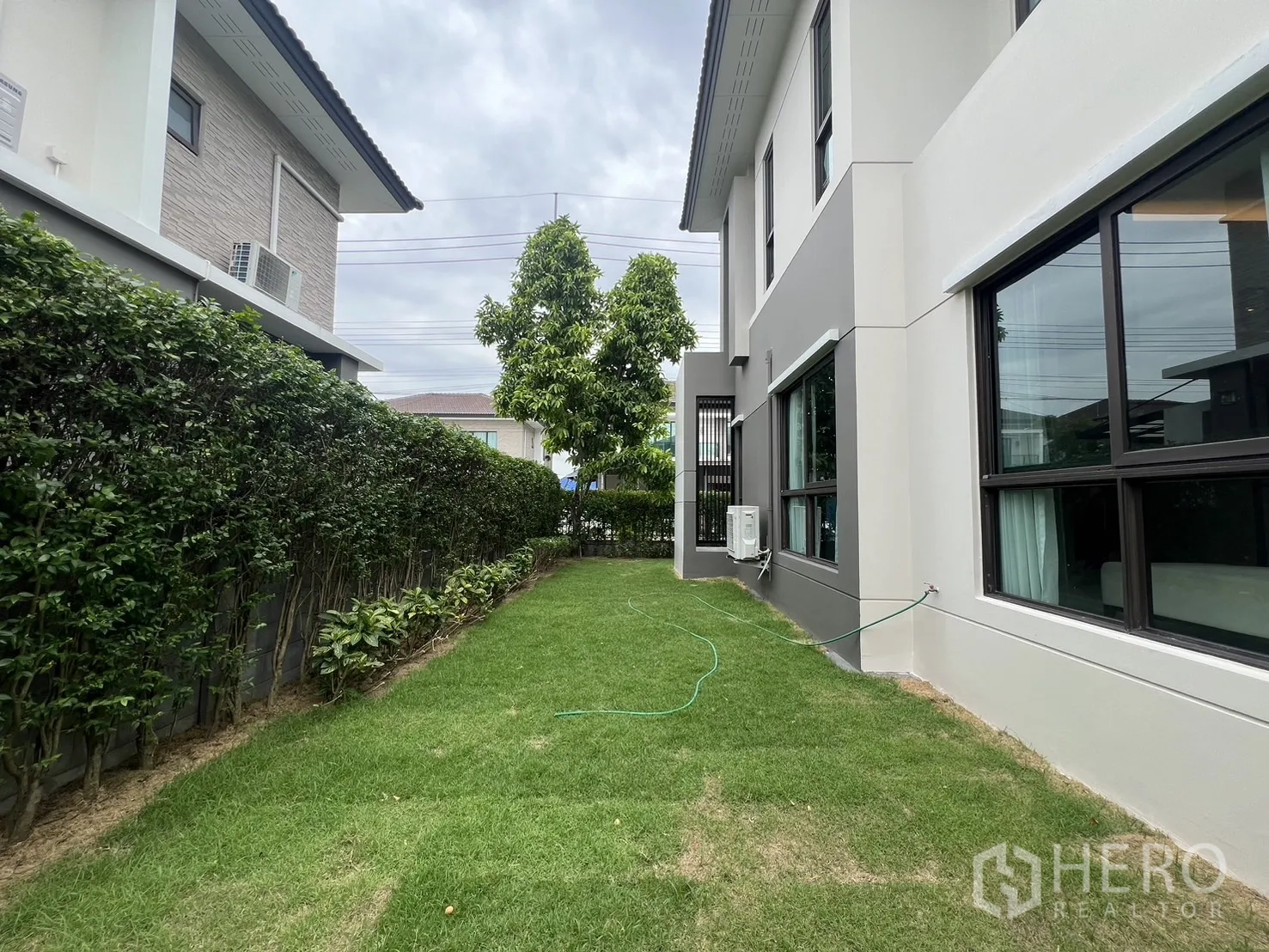 บ้าน ให้เช่าหรือขายในPrawet, Bangkok - สวนหลังบ้าน กำแพงพุ่มไม้สูงให้ความเป็นส่วนตัว