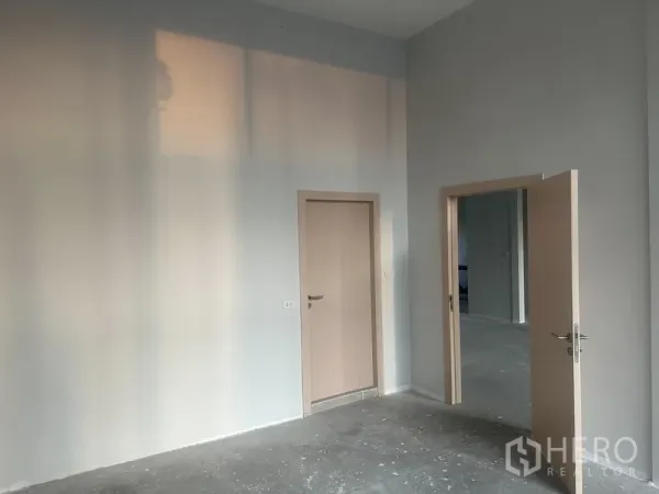 店屋 出租在Watthana, Bangkok - 未配家具的店屋，主厅旁设有带浅木色门的独立房间。