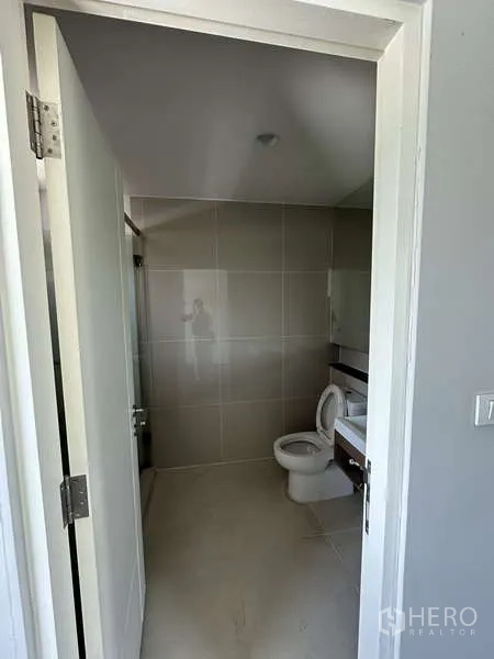 บ้าน ขายในLam Luk Ka, Pathum Thani - ห้องน้ำแขกโทนกลาง มีอ่างล้างหน้าและโถสุขภัณฑ์