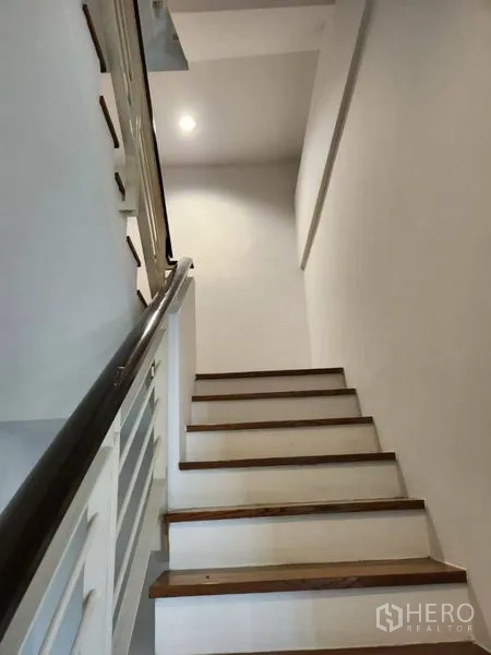 ทาวน์เฮาส์ ให้เช่าหรือขายในWang Thonglang, Bangkok - บันไดภายในขั้นไม้ ราวสีขาว ขึ้นสู่ชั้นบน