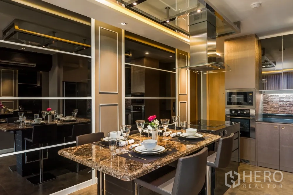 公寓 出租在Ratchathewi, Bangkok - 餐区设大理石餐桌，紧邻开放式厨房。