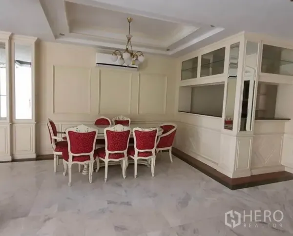 ทาวน์เฮาส์ ให้เช่าในHuai Khwang, Bangkok - มุมรับประทานอาหารอย่างเป็นทางการ โคมไฟระย้า เก้าอี้กำมะหยี่สีแดง และเคาน์เตอร์บิวท์อิน