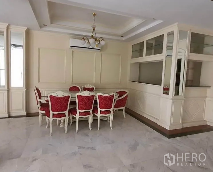 ทาวน์เฮาส์ ให้เช่าในHuai Khwang, Bangkok - มุมรับประทานอาหารอย่างเป็นทางการ โคมไฟระย้า เก้าอี้กำมะหยี่สีแดง และเคาน์เตอร์บิวท์อิน