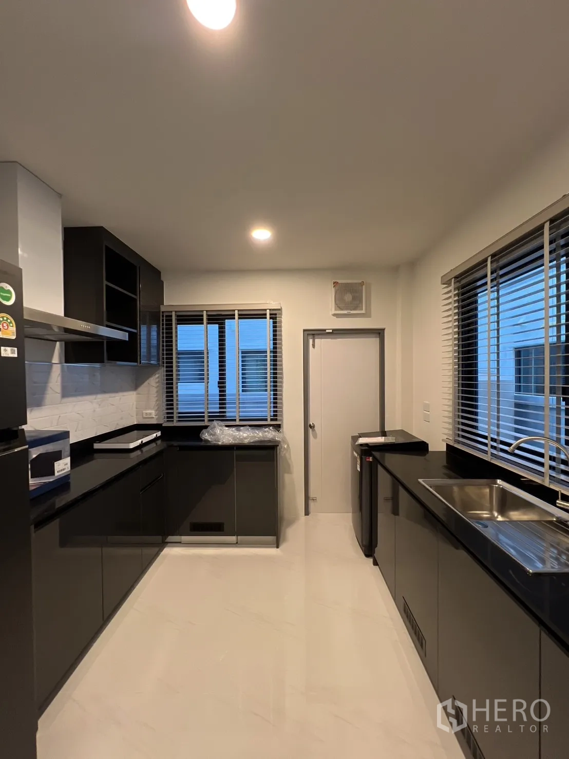 บ้าน ให้เช่าในBang Phli, Samut Prakan - ห้องครัวกว้าง เคาน์เตอร์คู่ อ่างล้างจาน และหน้าต่างระบายอากาศ