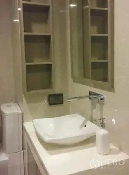 คอนโด ให้เช่าในWatthana, Bangkok - เคาน์เตอร์อ่างล้างหน้าแบบวาสเซิล กระจกตู้ และชั้นเก็บของในห้องน้ำทันสมัย