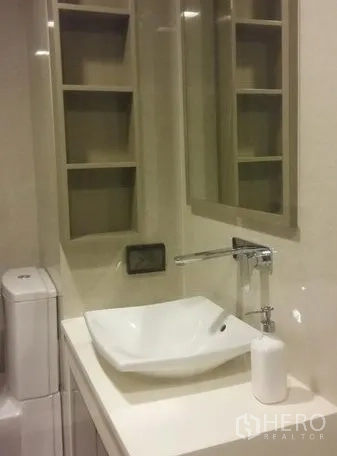 คอนโด ให้เช่าในWatthana, Bangkok - เคาน์เตอร์อ่างล้างหน้าแบบวาสเซิล กระจกตู้ และชั้นเก็บของในห้องน้ำทันสมัย