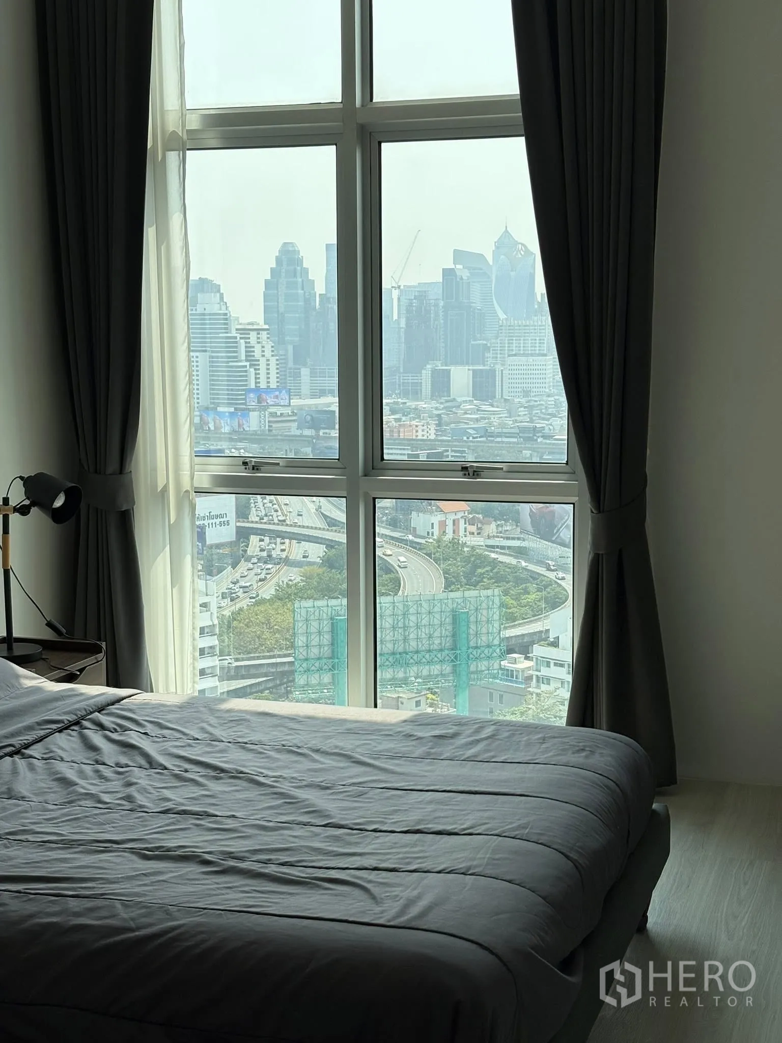 คอนโด for rent in Ratchathewi, Bangkok - วิวจากหน้าต่างห้องนอน เห็นทางด่วนและตึกสูงในกรุงเทพฯ