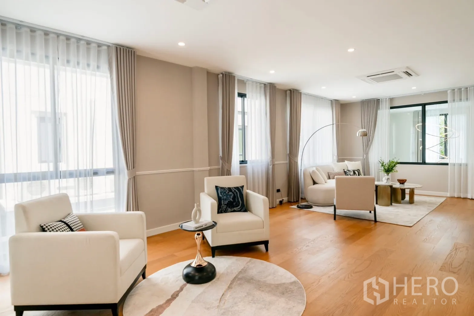 บ้านเดี่ยว for rent or sale in Saphan Sung, Bangkok - ห้องนั่งเล่นกว้างมีอาร์มแชร์โซฟาและพื้นไม้