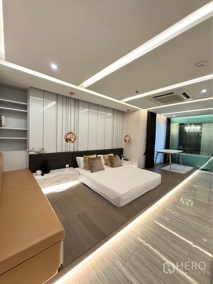 คอนโด ให้เช่าหรือขายในKhlong Toei, Bangkok - ห้องนอนใหญ่ เตียงยกพื้น ไฟเส้น LED และห้องน้ำผนังกระจก