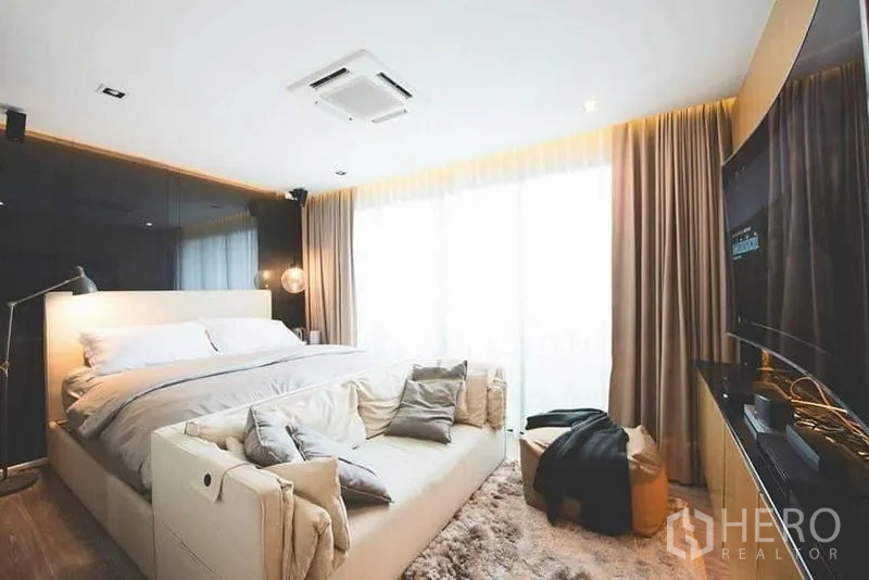 Townhouse for sale in Lak Si, Bangkok - Street-facing townhouse exterior with carport and upper balcony planters.