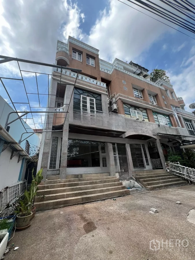 อาคารพาณิชย์ ให้เช่าในWatthana, Bangkok - ภาพเต็มอาคารพร้อมลานจอดและทางขึ้นสู่ทางเข้า ยื่นหน้าออกสู่ถนน