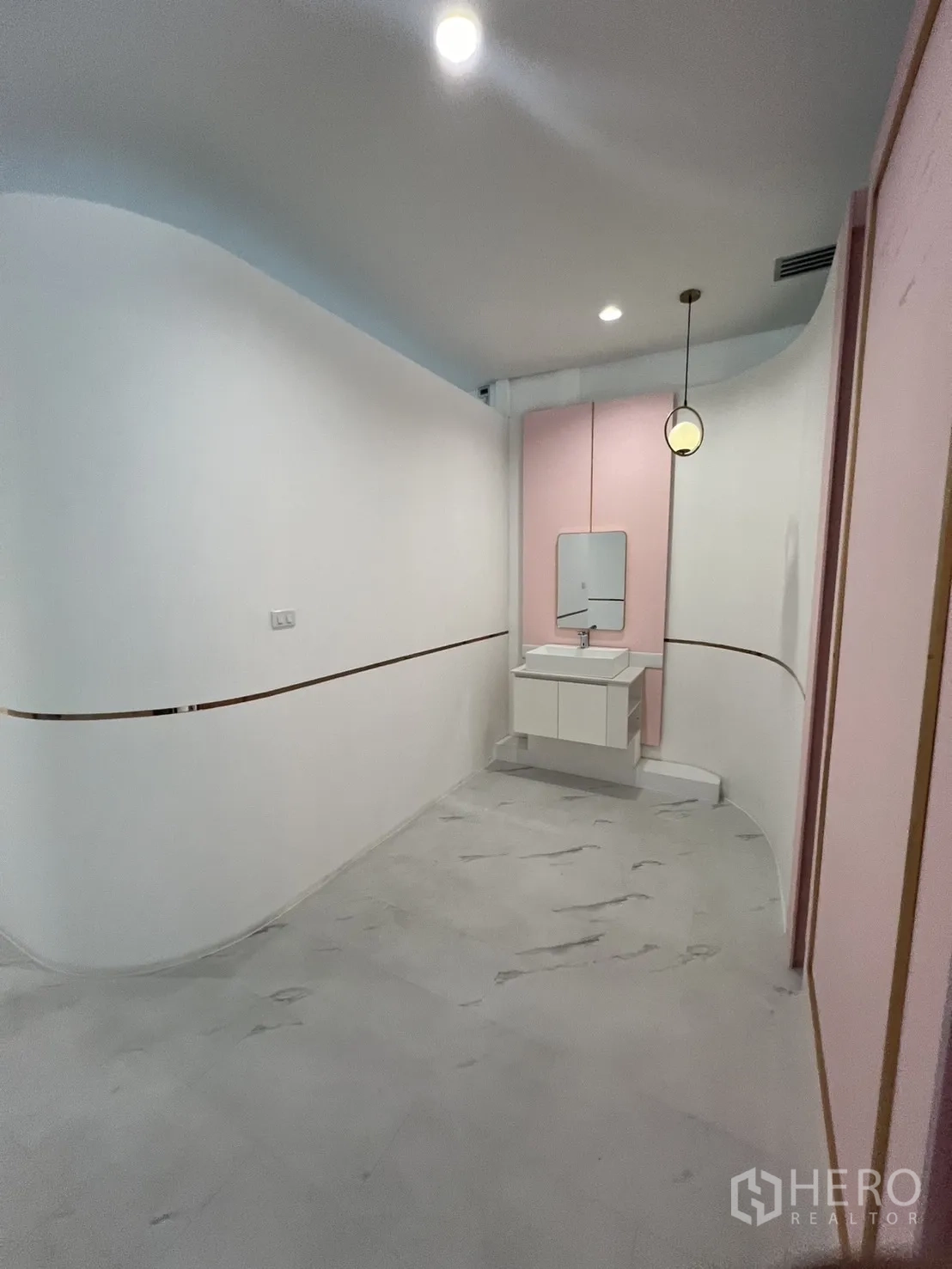 零售空间 出租在Watthana, Bangkok - 弧形走廊，吊灯与紧凑洗手台。