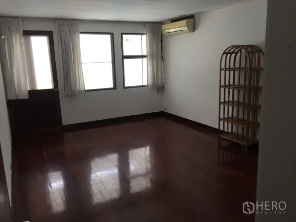 Townhouse for rent in Yan Nawa, Bangkok - Bright living space with polished hardwood floors, windows and air conditioner.