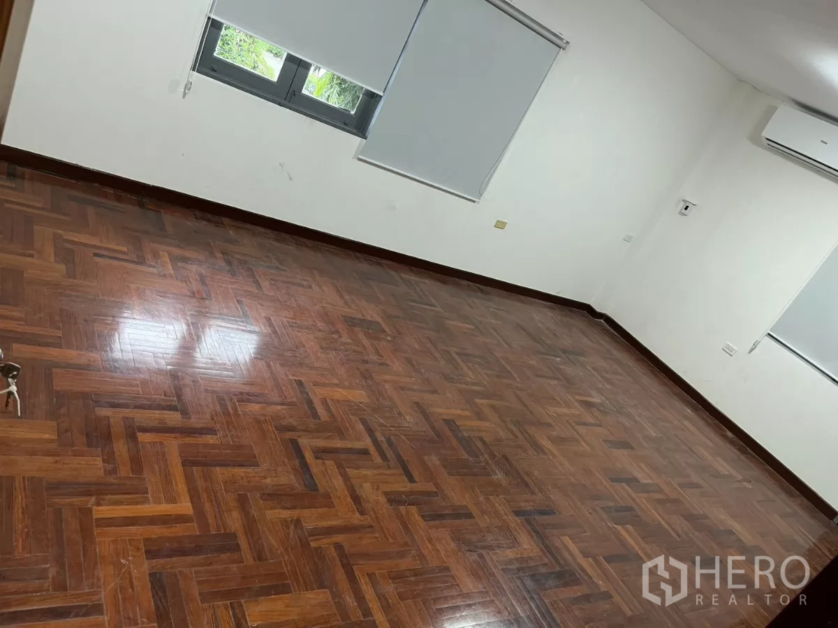 บ้าน ให้เช่าในWatthana, Bangkok - ห้องนอนกว้าง พื้นปาร์เกต์ลายก้างปลา เครื่องปรับอากาศ และม่านบังแดด.