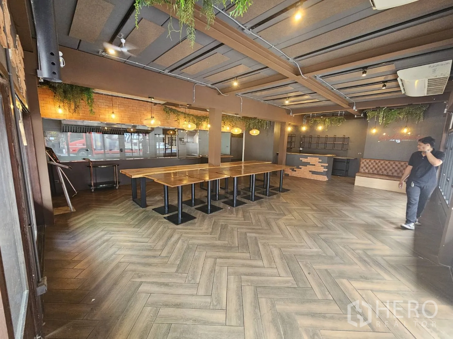 พื้นที่ขายปลีก ให้เช่าในWatthana, Bangkok - พื้นที่เปิดโล่ง ผนังอิฐตกแต่ง มีต้นไม้แขวน ม้านั่งบิวท์อิน และพื้นที่ใช้สอยกว้าง