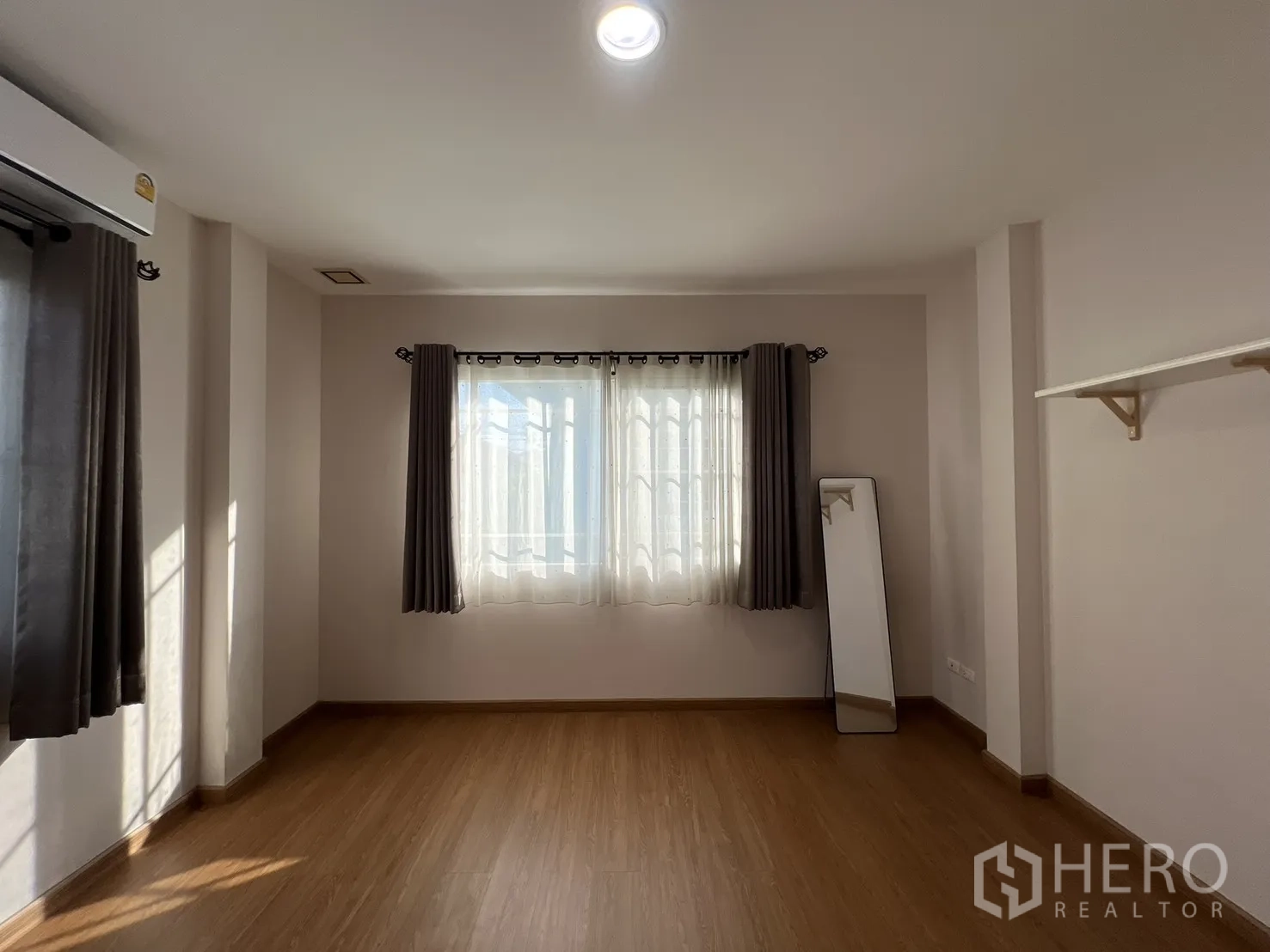 บ้านเดี่ยว for rent in Bang Kapi, Bangkok - ห้องว่างสว่างมีผ้าม่าน หน้าต่าง และกระจกยืนแบบตั้งพื้น.