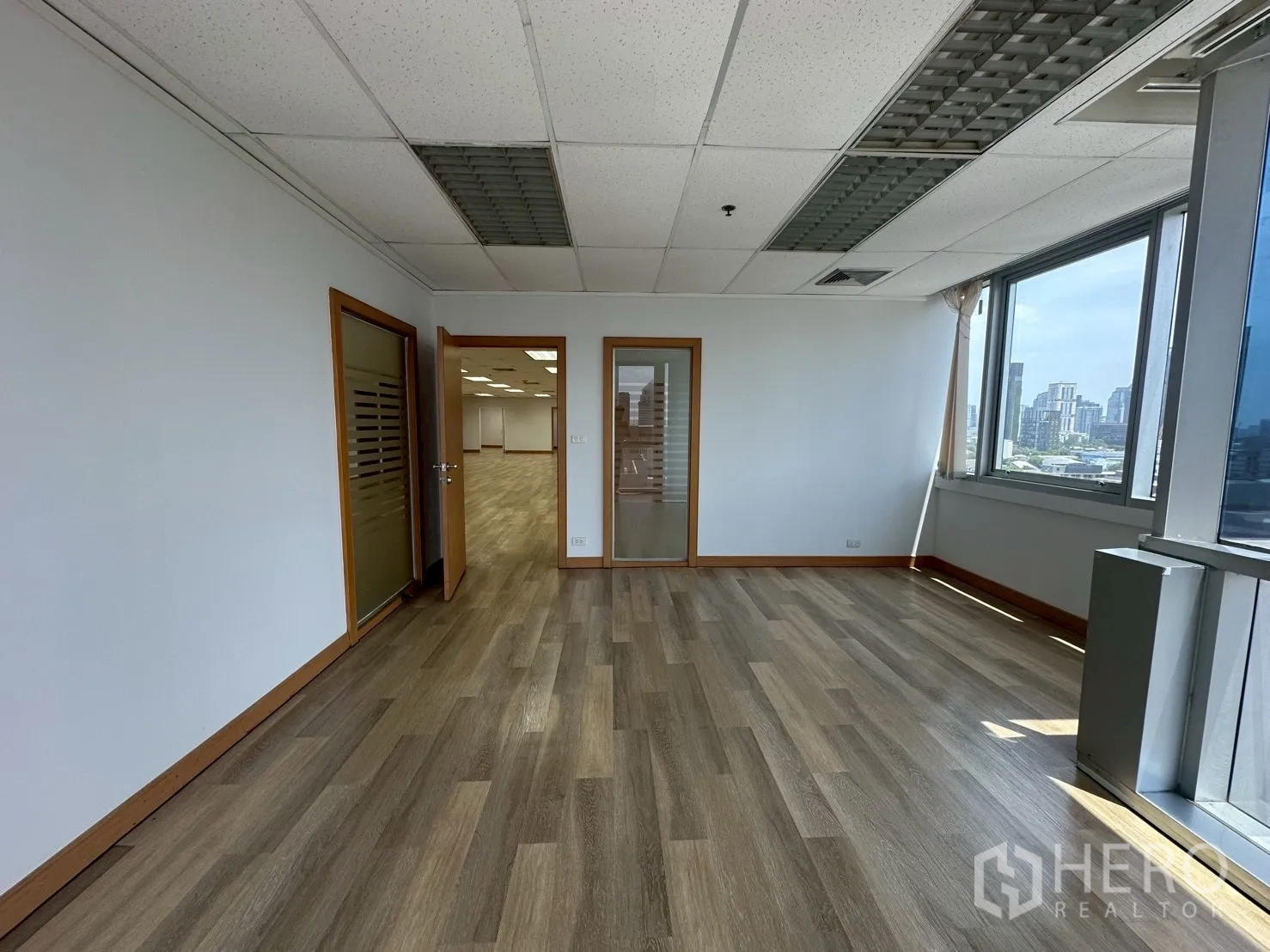 สำนักงาน ให้เช่า - ห้องผู้บริหารสว่างไสว หน้าต่างบานใหญ่ชมวิวสกายไลน์เอกมัย