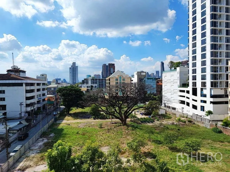 คอนโด ขายในKhlong Toei, Bangkok - วิวเส้นขอบฟ้าเหนือพื้นที่สีเขียวและต้นไม้ใหญ่ รายล้อมด้วยอาคารสูง