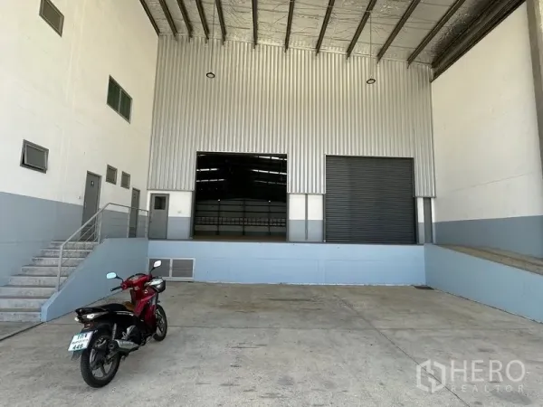 โรงงาน ให้เช่าในMueang Samut Prakan, Samut Prakan - ท่าโหลดสินค้าพร้อมประตูม้วนและบันไดขึ้นสู่พื้นที่สำนักงานด้านข้าง