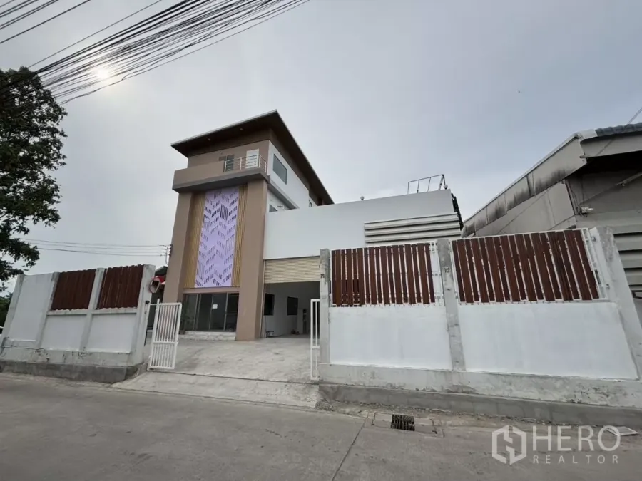 คลังสินค้า ให้เช่าหรือขายในWang Thonglang, Bangkok - ภาพด้านหน้าอาคารโกดัง-ออฟฟิศ 3.5 ชั้น พร้อมรั้วและทางรถเข้า ย่านวังทองหลาง กรุงเทพฯ