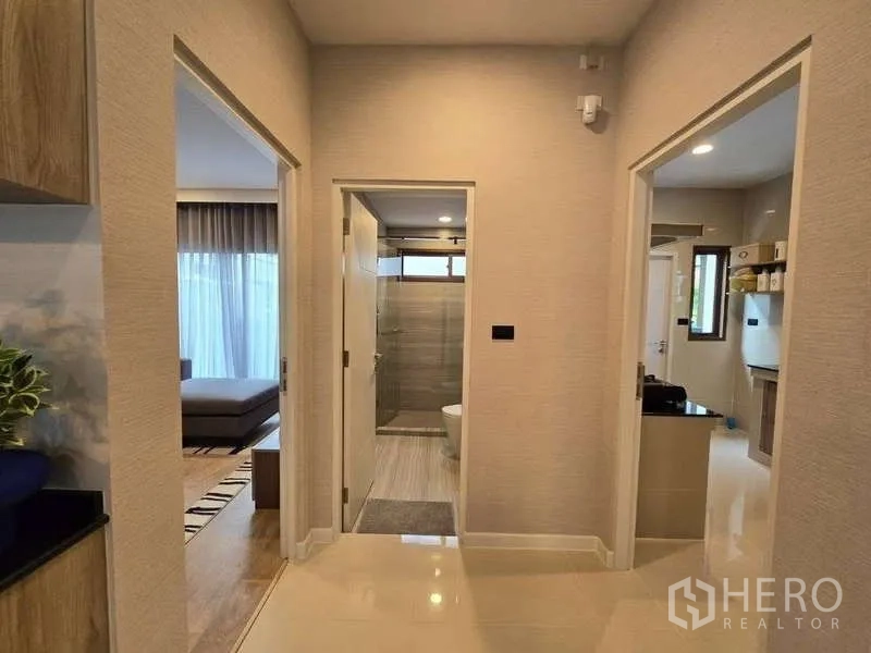 独立式住宅 出租在Bang Kapi, Bangkok - 一层走廊，连接浴室、卧室与厨房。