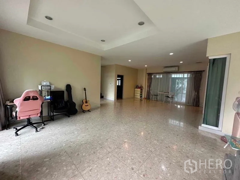 Detached House for sale in Saphan Sung, Bangkok - Expansive ground-floor space with recessed ceiling and multiple glass doors.