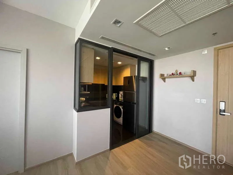 公寓 出租 - 独立玻璃厨房，推拉门，配冰箱、微波炉和洗衣机。