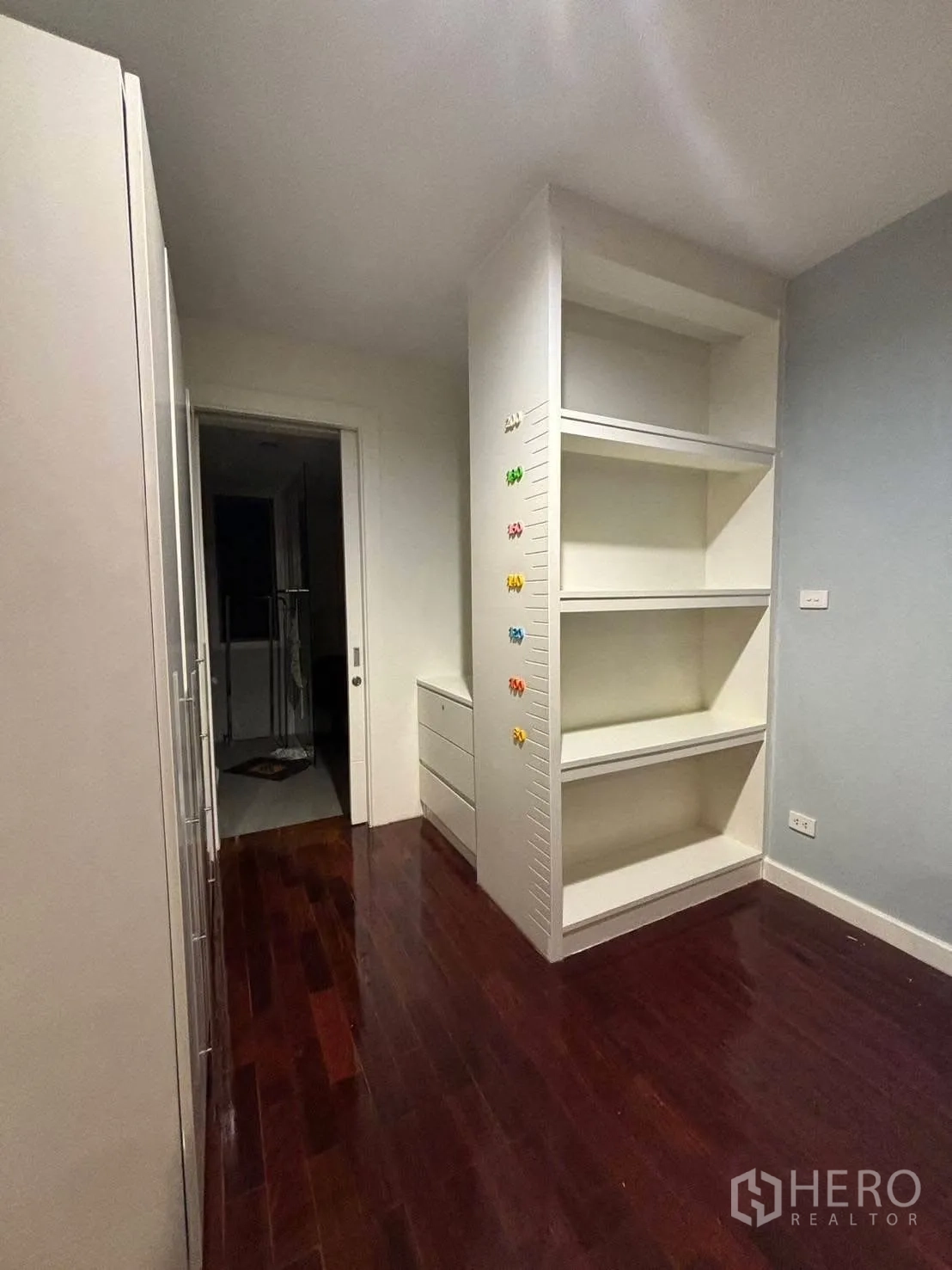 独立式住宅 出租在Bang Kapi, Bangkok - 走廊带开放书架与抽屉，通向浴室