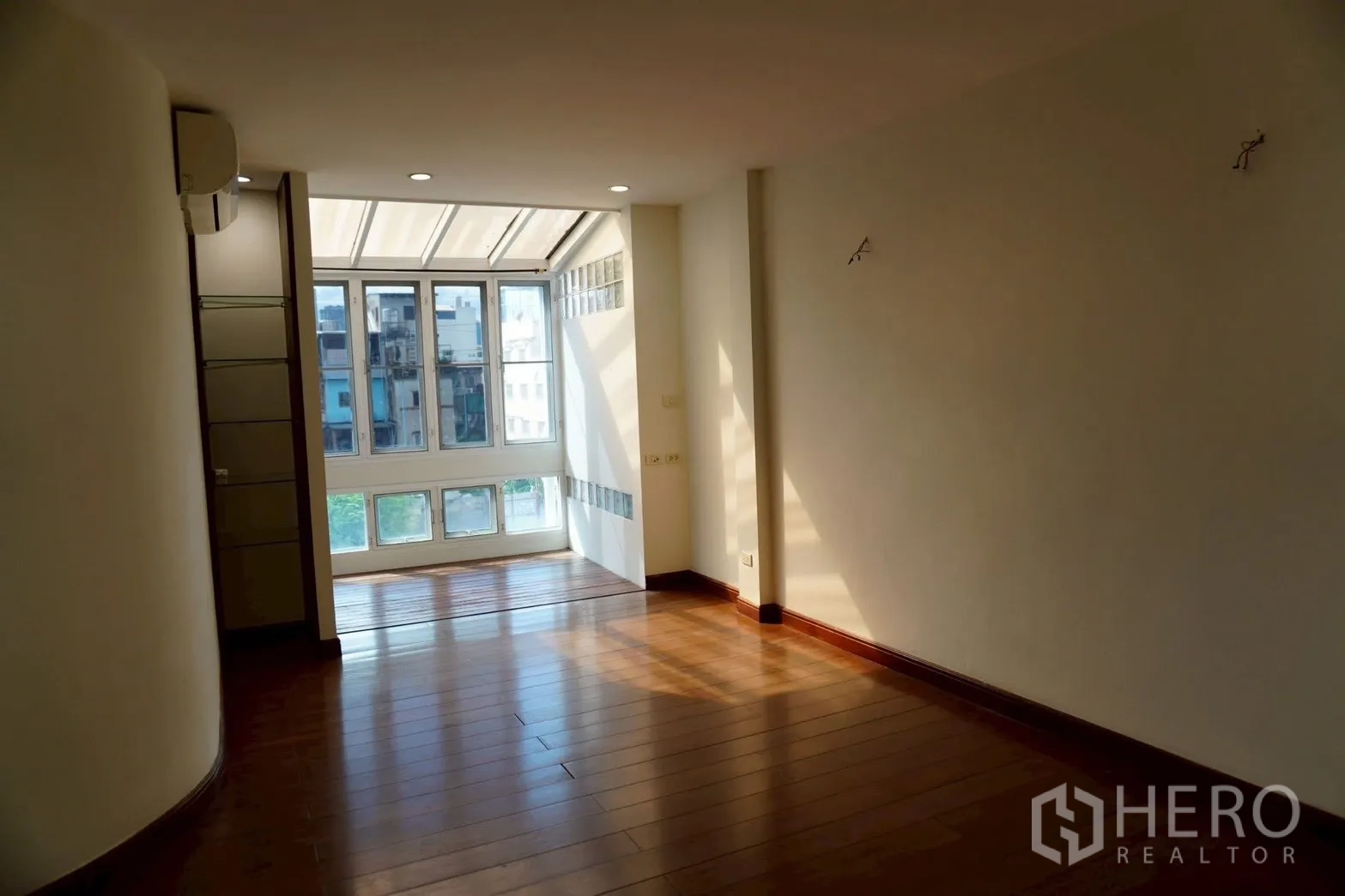 带办公室的家 for rent in Watthana, Bangkok - 带天窗顶和落地窗的长条形办公区。