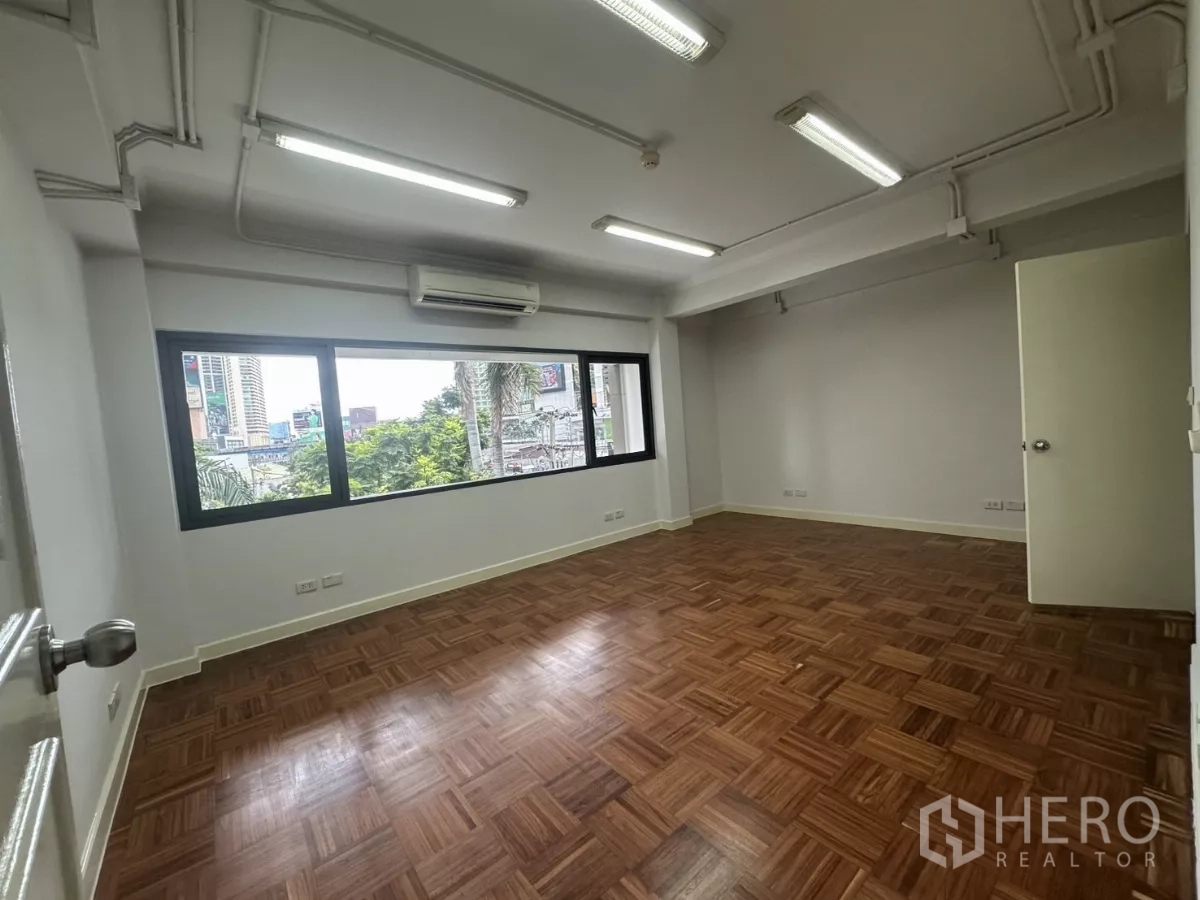 办公空间 出租在Watthana, Bangkok - 独立多功能室，宽幅窗户、分体空调，可眺望城市与树梢。