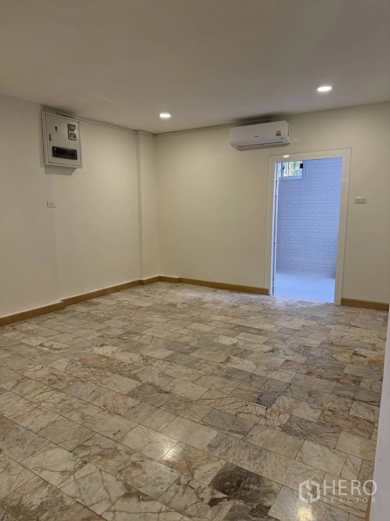联排别墅 for rent or sale in Yan Nawa, Bangkok - 带空调的房间，石材地面，通往厨房