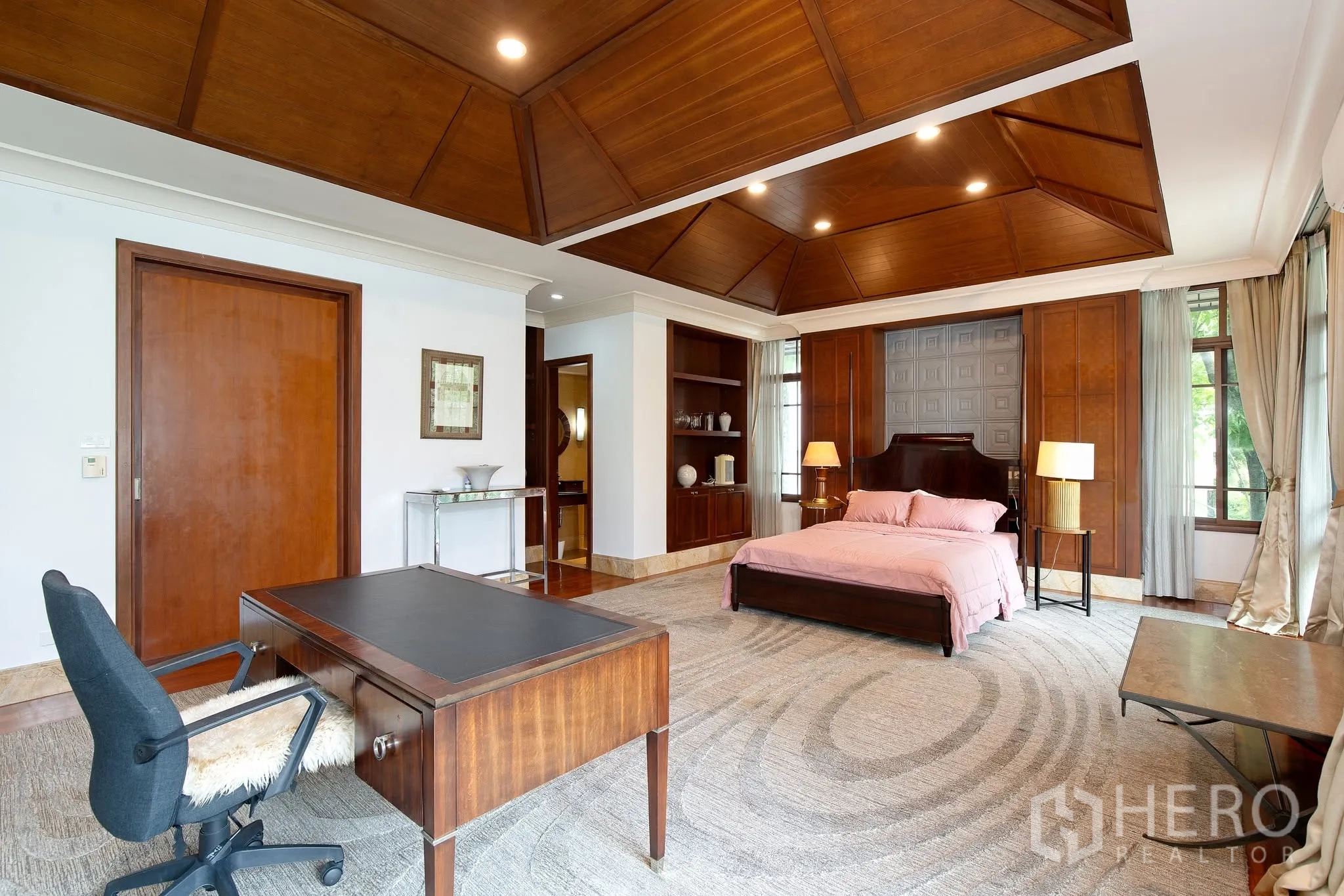 独栋房屋 for rent or sale in Watthana, Bangkok - 卧室一角展示内置书柜、书桌与温暖木作细节。
