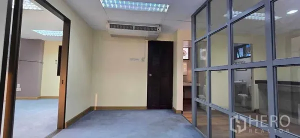 办公空间 出租 - 带玻璃隔断的独立办公室，蓝色地毯，直通茶水间与卫生间。