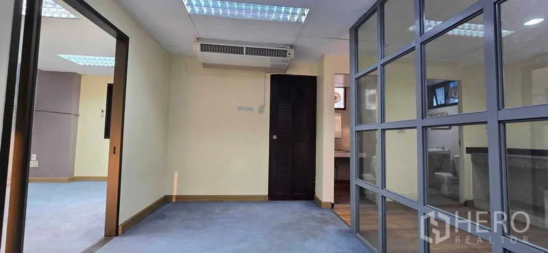 办公空间 出租 - 带玻璃隔断的独立办公室，蓝色地毯，直通茶水间与卫生间。