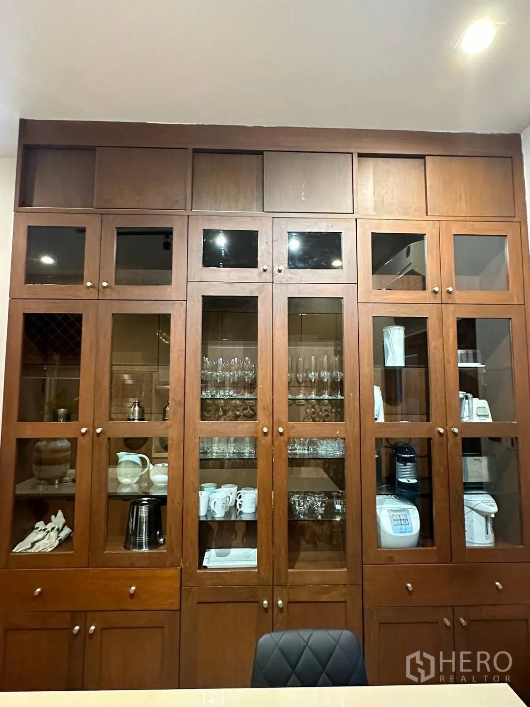 บ้านเดี่ยว for rent in Watthana, Bangkok - ตู้บิลท์อินไม้กระจกใสใส่แก้วและเครื่องใช้ไฟฟ้า