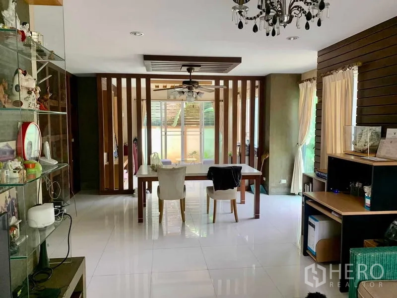 独立式住宅 出租在Prawet, Bangkok - 开放式餐区，木质隔栅与吊灯。