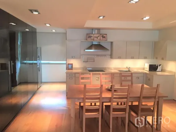 คอนโด ให้เช่าในKhlong Toei, Bangkok - ครัวสไตล์โมเดิร์น ตู้บิลท์อิน เครื่องดูดควัน ตู้เย็นขนาดใหญ่ และโต๊ะรับประทานอาหารไม้