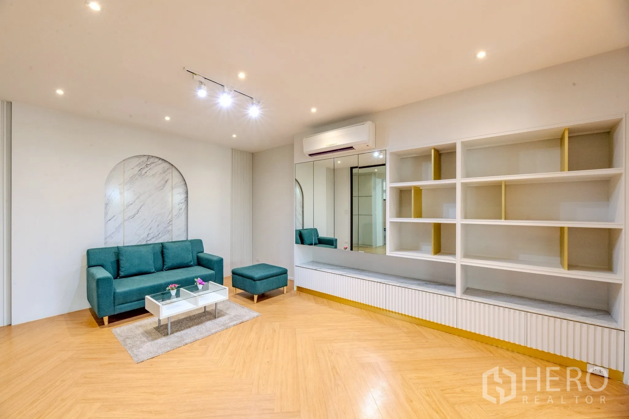 สำนักงาน ให้เช่าในWang Thonglang, Bangkok - โซนนั่งรับรองพร้อมโซฟาสีเขียว ชั้นวางบิลท์อิน และพื้นไม้ลายก้างปลา